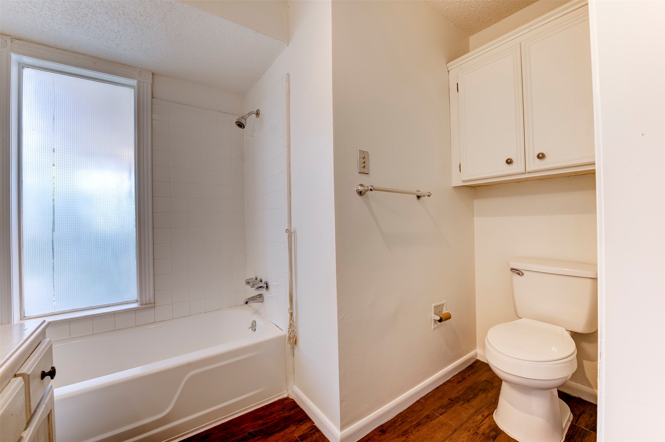 2137 Casa Rio Circle Dickinson, TX 77539 - Photo 27 of 36 Primary bath.