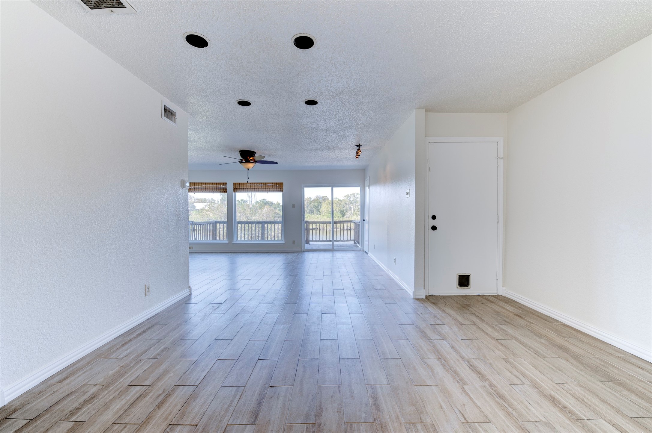 2137 Casa Rio Circle Dickinson, TX 77539 - Photo 6 of 36 Open layout looking in to the living room for easy entertaining.