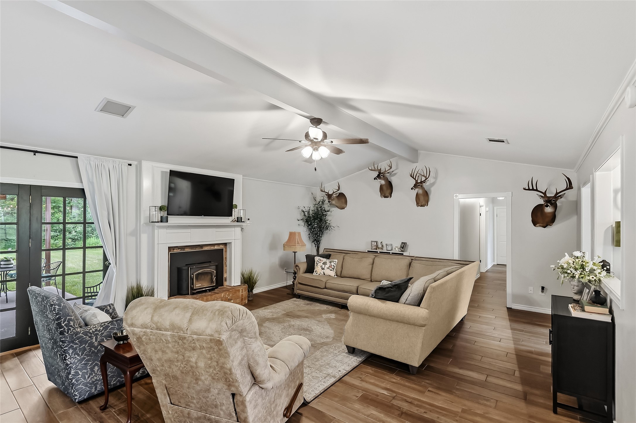 906 Standley Road Madisonville, TX 77864 - Photo 9 of 40 a living room with furniture fireplace and flat screen tv