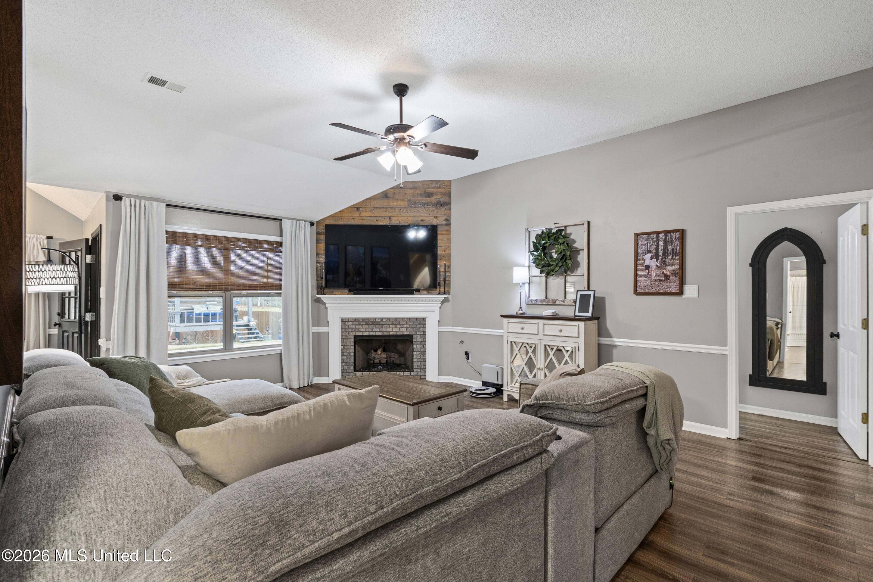 13090 Sandbourne West Olive Branch, MS 38654 - Photo 6 of 34 Living area 2