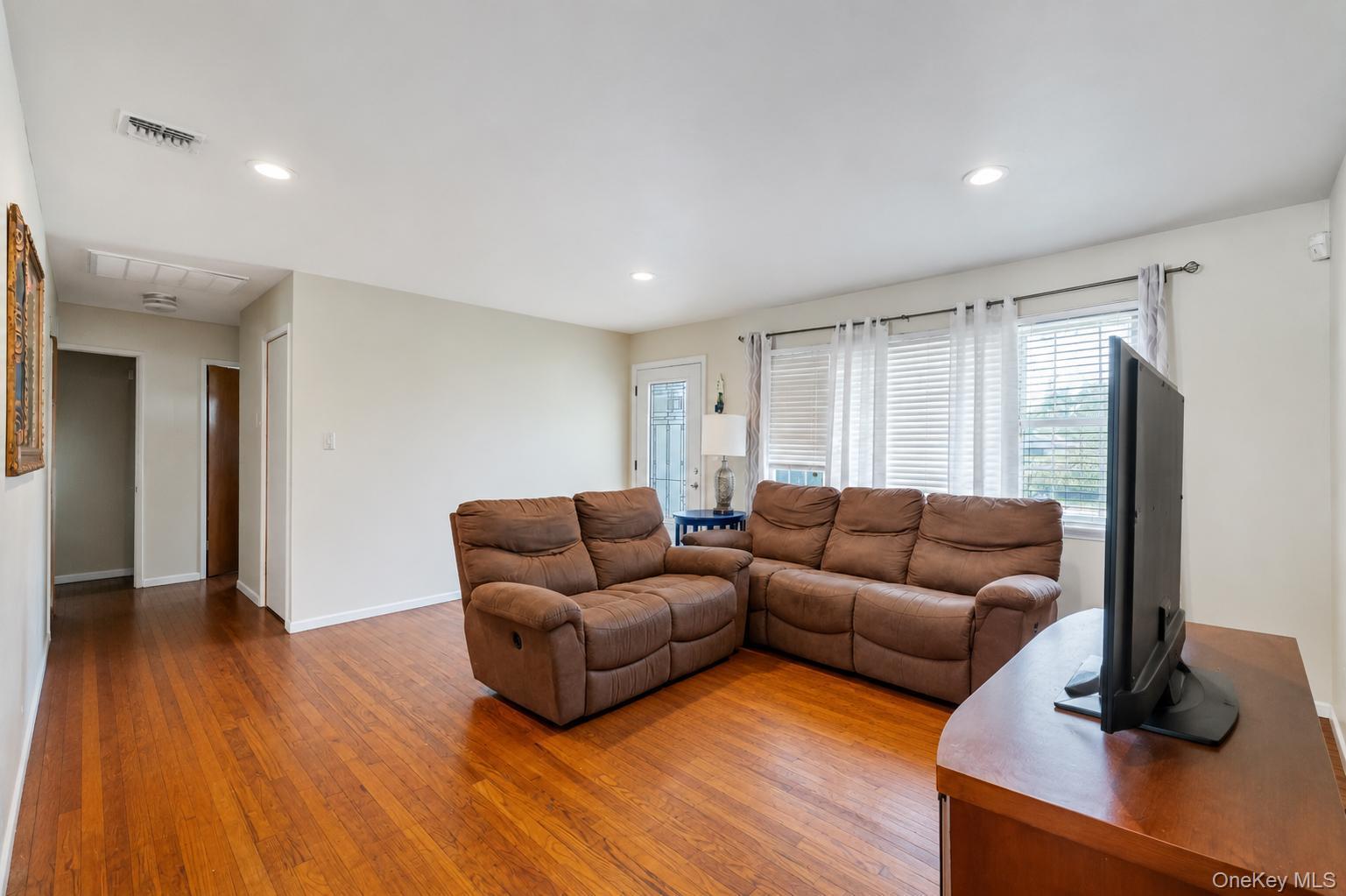 437 Commack Road Islip, NY 11751 - Photo 14 of 32