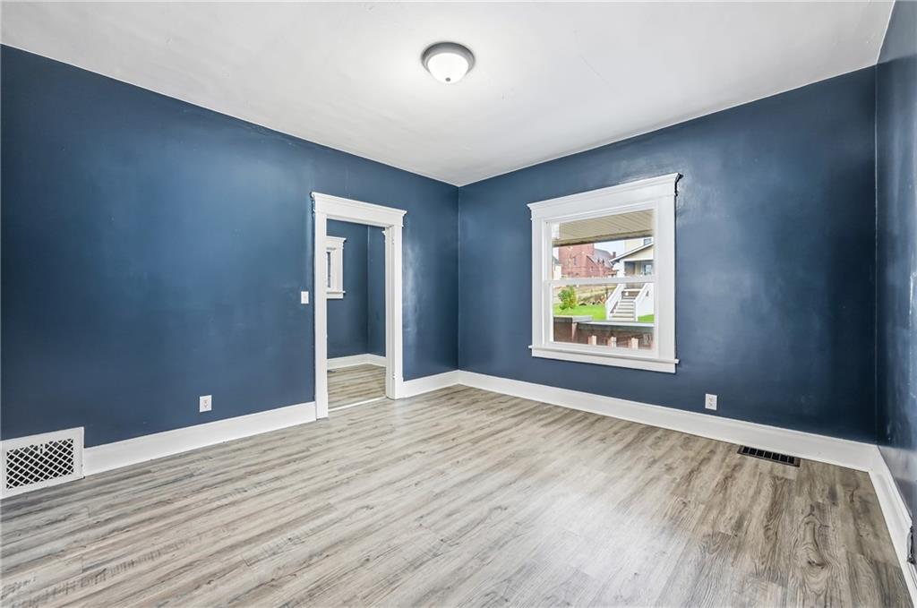 522 Wallis Avenue Farrell, PA 16121 - Photo 5 of 24