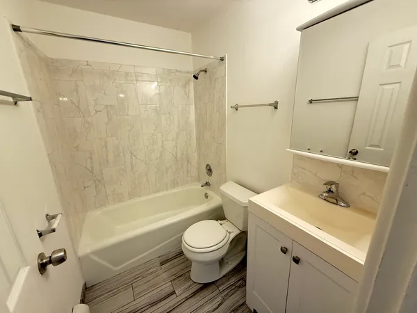 $1,450 | 3001 Thatcher Avenue, Unit 4F, River Grove, IL 60171