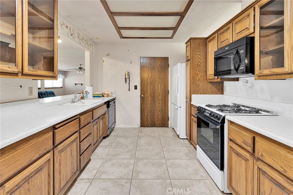 13392 Yakima Road Apple Valley, CA 92308 - Photo 13 of 39
