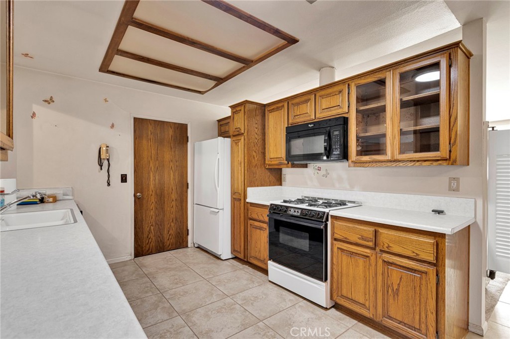 13392 Yakima Road Apple Valley, CA 92308 - Photo 14 of 39