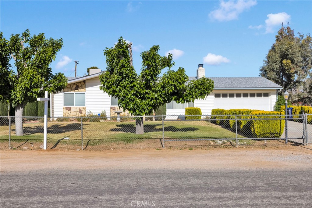13392 Yakima Road Apple Valley, CA 92308 - Photo 2 of 39