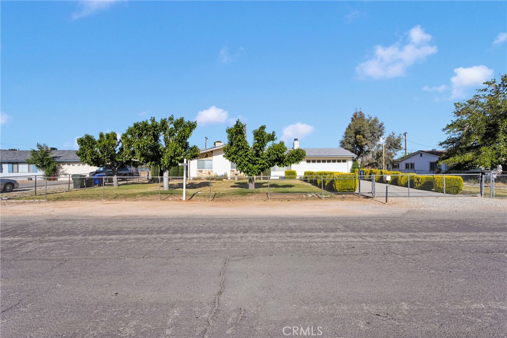 13392 Yakima Road Apple Valley, CA 92308 - Photo 3 of 39