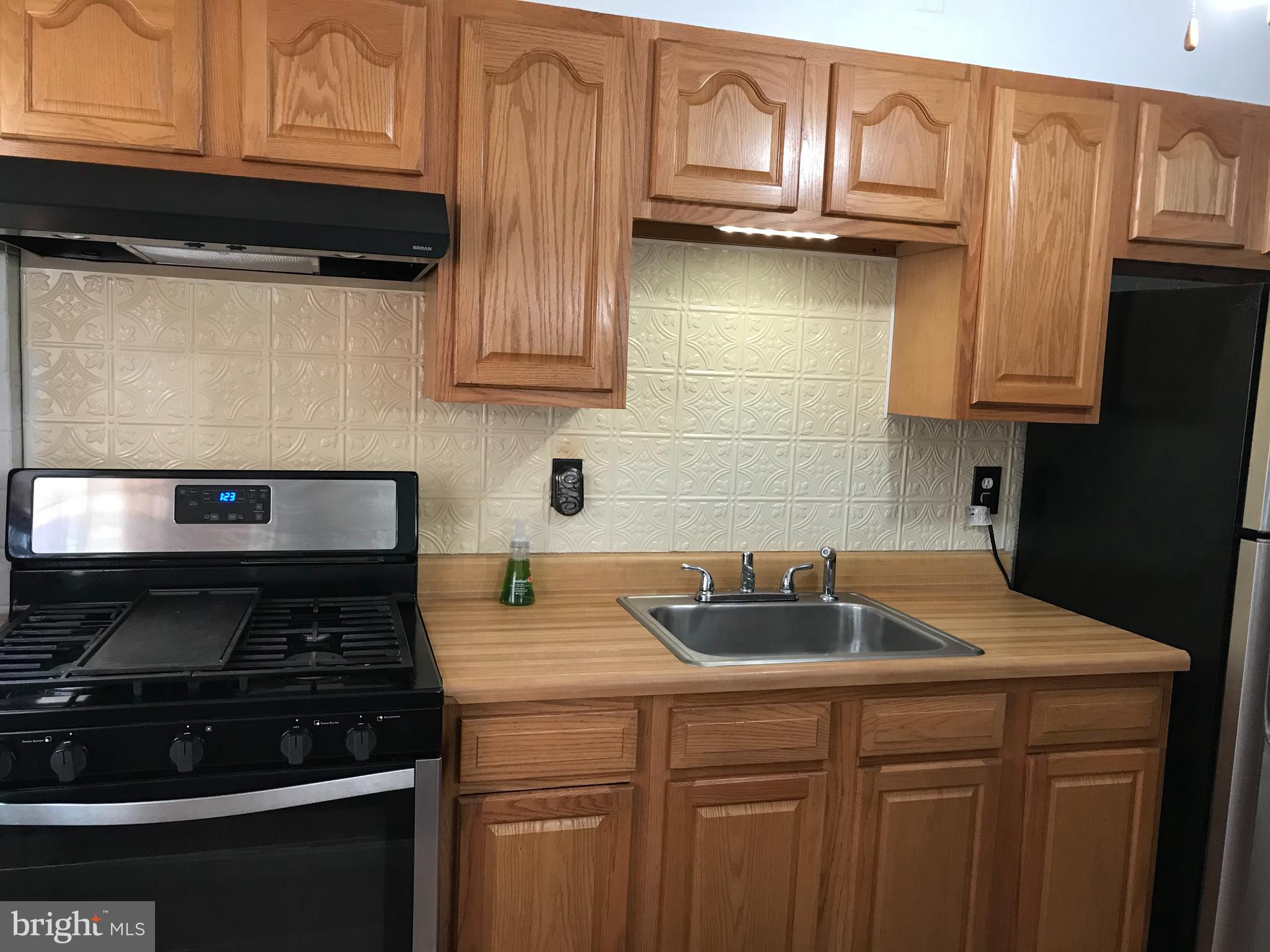 1131 Wedgewood Road Baltimore, MD 21229 - Photo 33 of 79 Gas stove with range hood