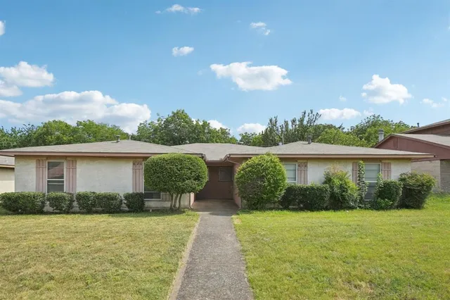 a view of a house with backyard and garden