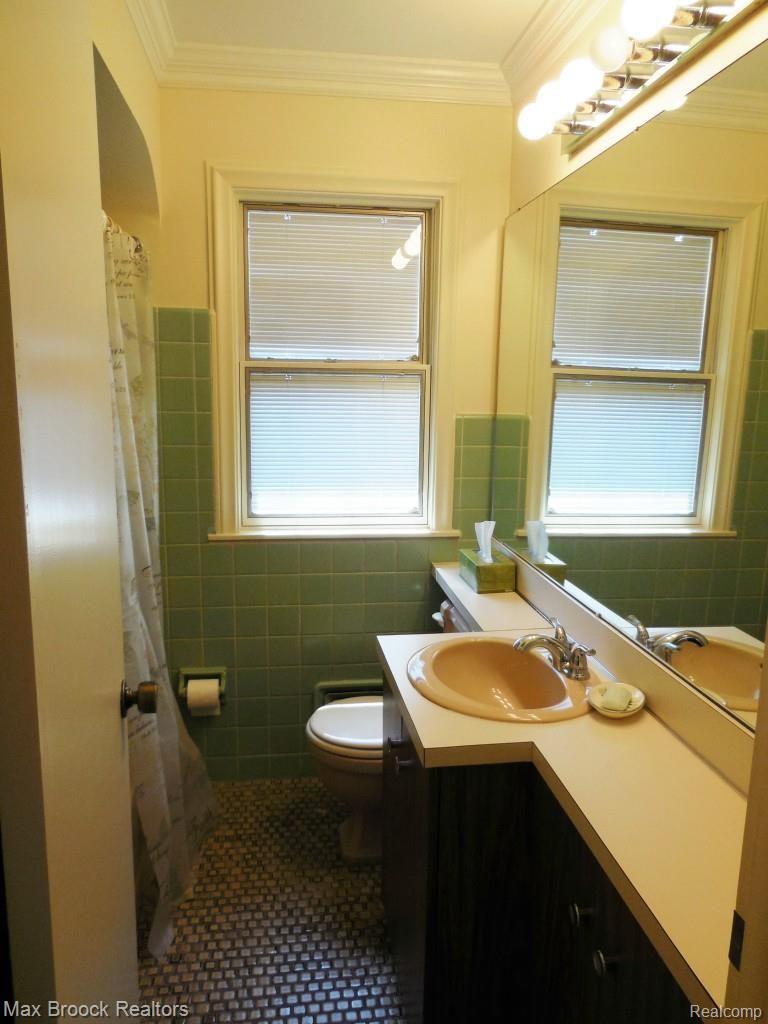 82 Maplefield Road Pleasant Ridge, MI 48069 - Photo 20 of 26 Full Bathroom