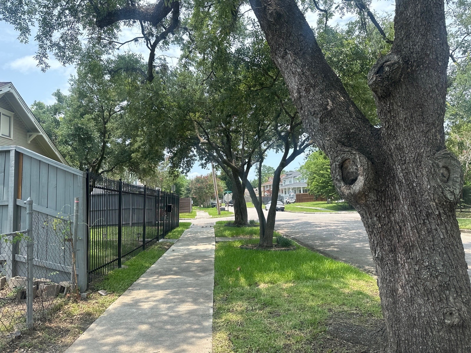4706 Woodside Street Houston, TX 77023 - Photo 3 of 10 Walkable area - close to Houston hot spots!