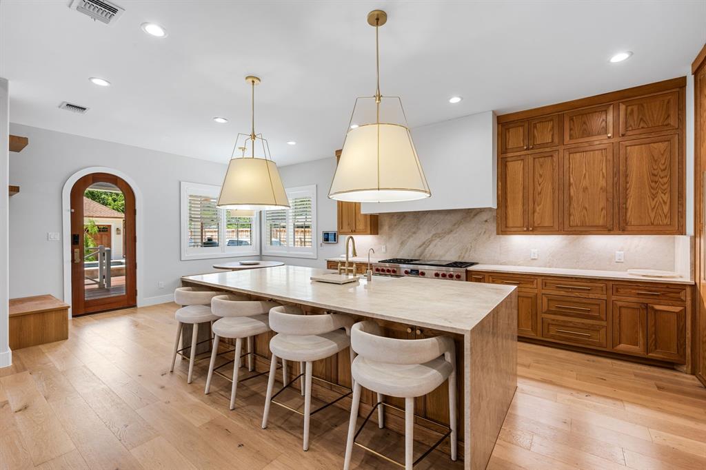 814 East Wall Street Grapevine, TX 76051 - Photo 10 of 40