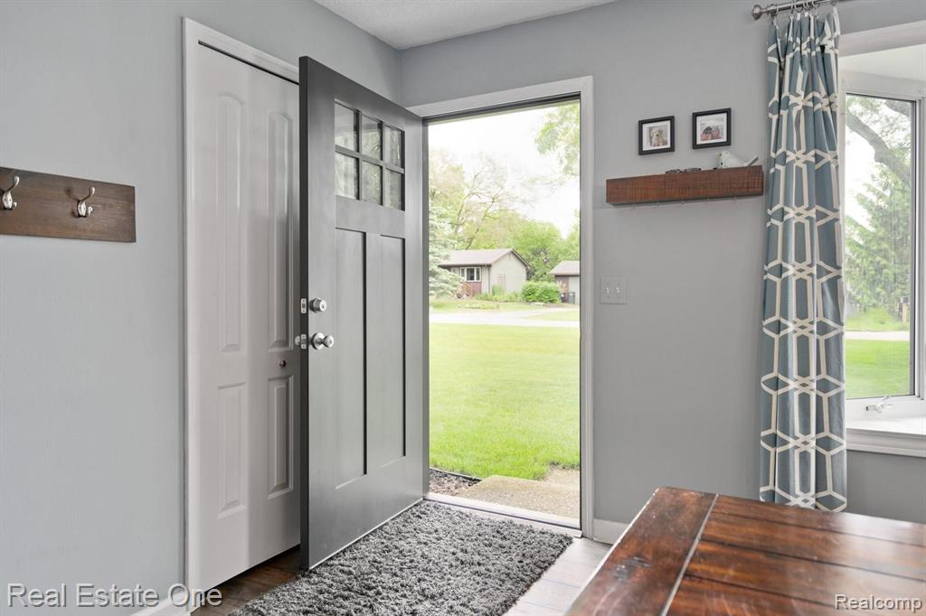 2350 Emmons Avenue Rochester Hills, MI 48307 - Photo 2 of 29