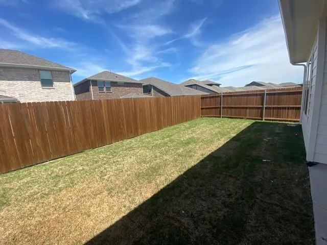 a view of backyard with pathway