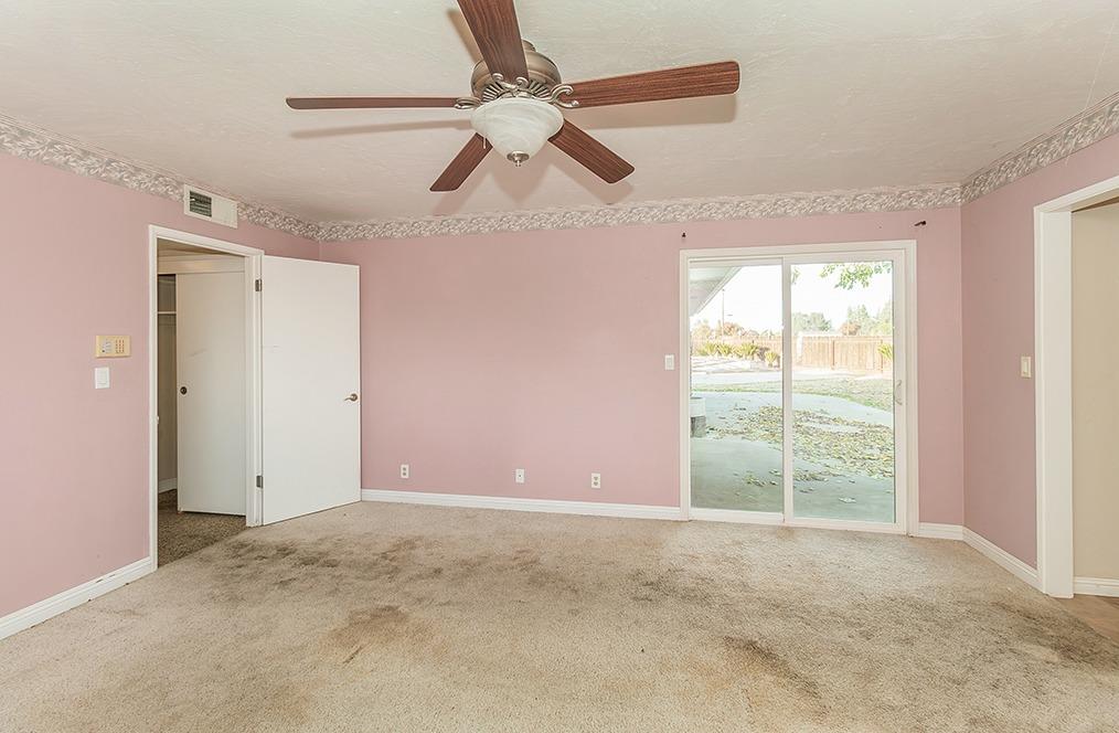 5662 North McCall Avenue Clovis, CA 93619 - Photo 13 of 34 an empty room with windows and fan