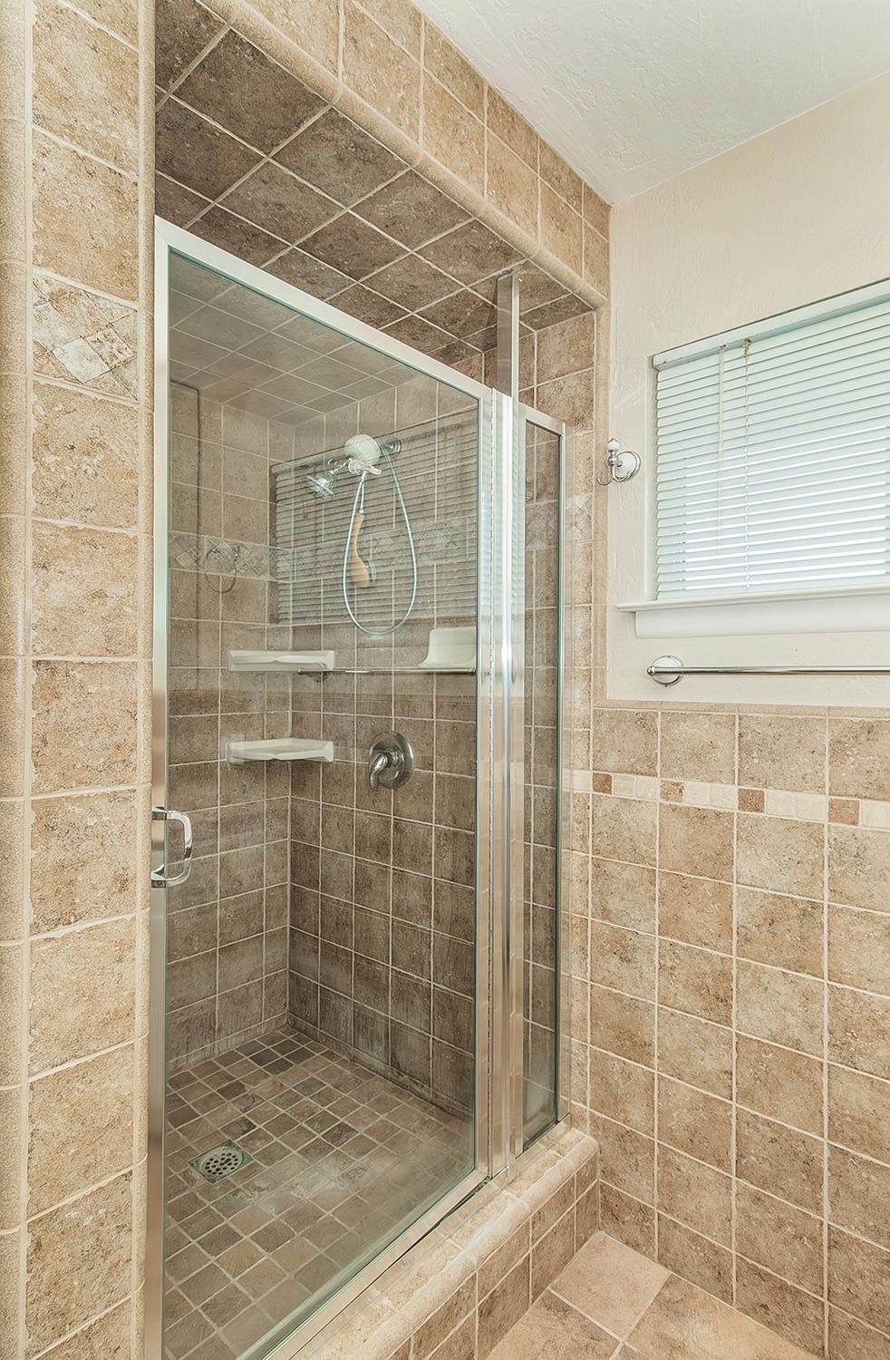 5662 North McCall Avenue Clovis, CA 93619 - Photo 15 of 34 a bathroom with a shower
