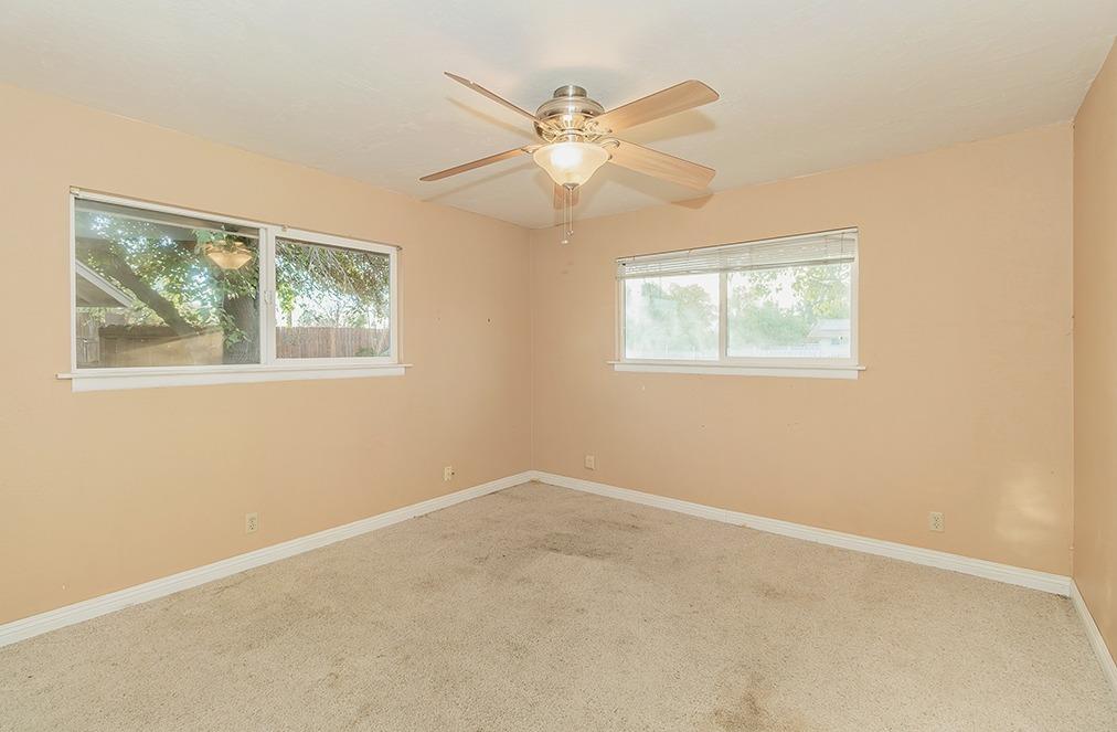 5662 North McCall Avenue Clovis, CA 93619 - Photo 18 of 34 an empty room with windows and fan