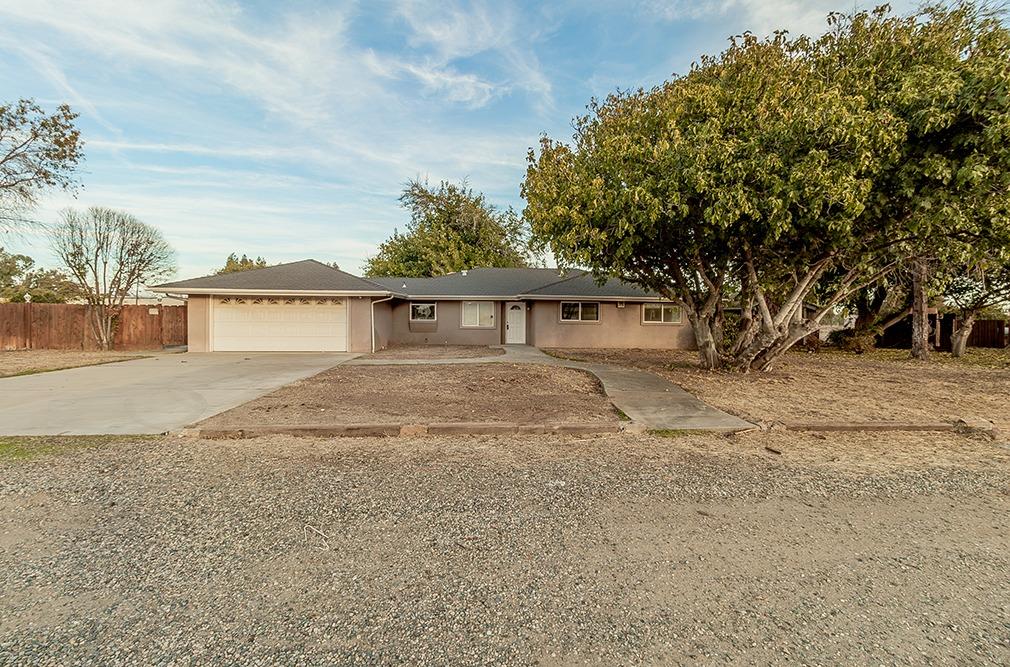 5662 North McCall Avenue Clovis, CA 93619 - Photo 2 of 34 front view of a house with a yard