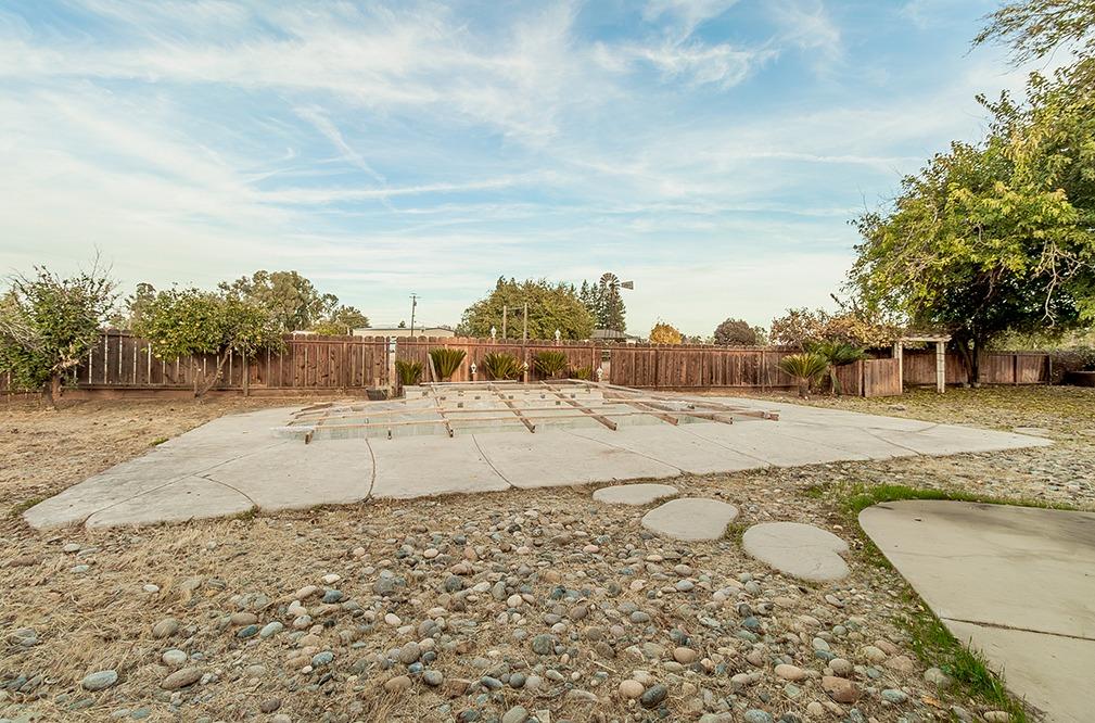 5662 North McCall Avenue Clovis, CA 93619 - Photo 25 of 34 a view of swimming pool with a yard