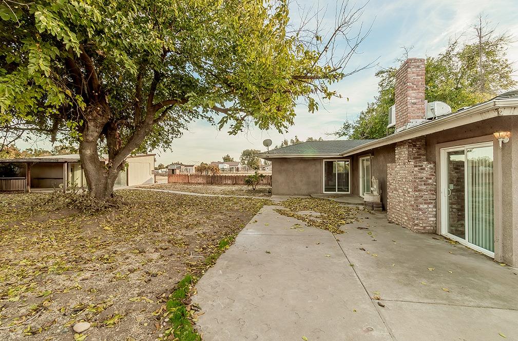 5662 North McCall Avenue Clovis, CA 93619 - Photo 28 of 34 a view of a yard with a house and a large tree