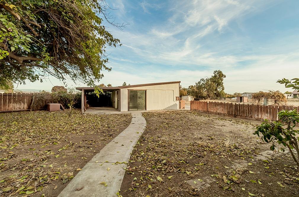 5662 North McCall Avenue Clovis, CA 93619 - Photo 29 of 34 a view of a backyard with a tree