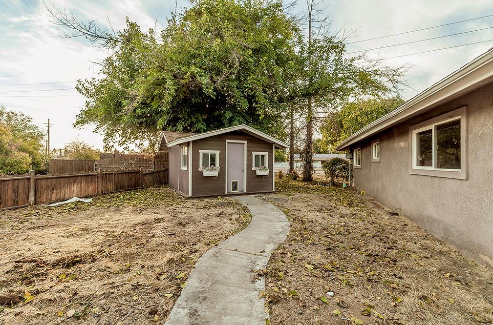 5662 North McCall Avenue Clovis, CA 93619 - Photo 30 of 34 a backyard of a house
