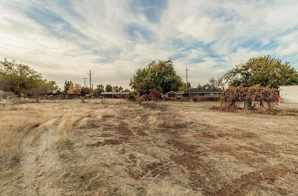 5662 North McCall Avenue Clovis, CA 93619 - Photo 32 of 34 a view of lawn chairs and iron fence