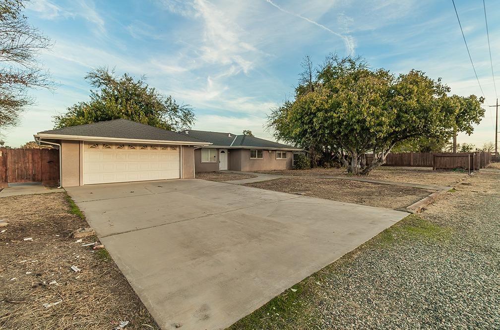 5662 North McCall Avenue Clovis, CA 93619 - Photo 34 of 34 a front view of a house with a yard