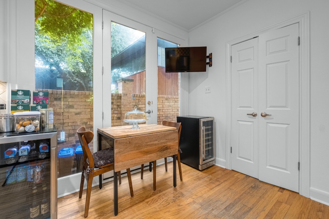 902 West 18th Street, Unit B Austin, TX 78701 - Photo 13 of 39 Kirchen Seating area with access to side patio