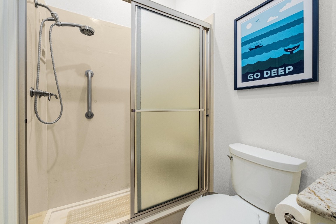 902 West 18th Street, Unit B Austin, TX 78701 - Photo 19 of 39 Guest bathroom with shower/tub on main floor
