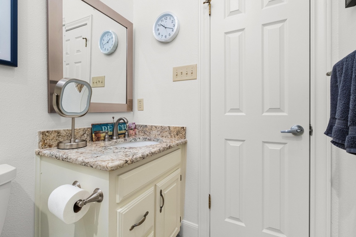 902 West 18th Street, Unit B Austin, TX 78701 - Photo 20 of 39 Main floor guest bathroom with shower/tub
