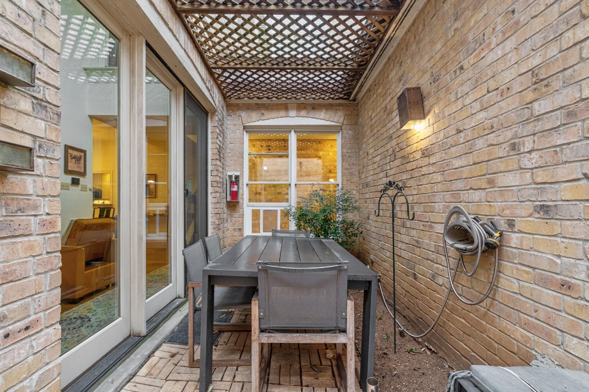 902 West 18th Street, Unit B Austin, TX 78701 - Photo 34 of 39 View courtyard patio
