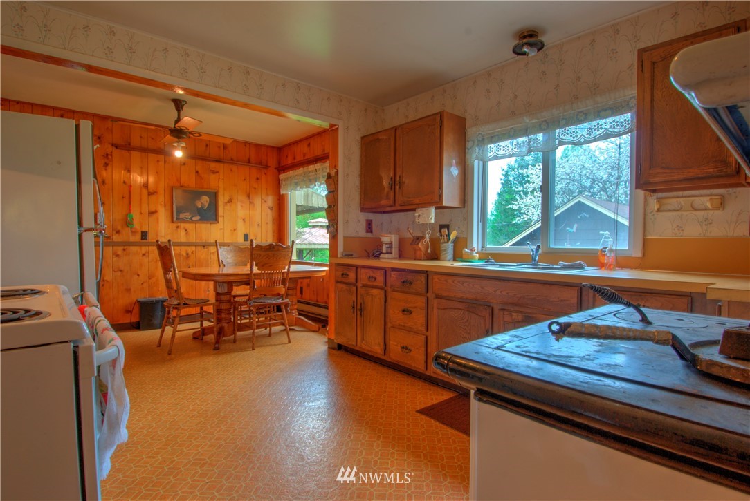 4079 South Pass Road Everson, WA 98247 - Photo 11 of 35 a kitchen that has a lot of cabinets in it