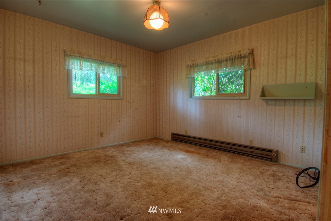 4079 South Pass Road Everson, WA 98247 - Photo 17 of 35 an empty room with a window