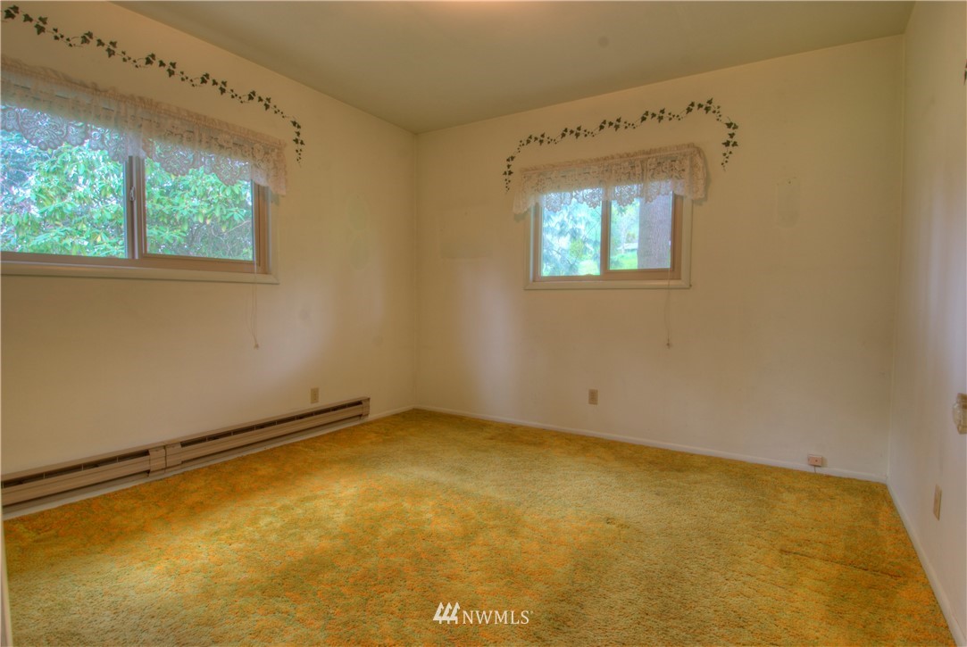 4079 South Pass Road Everson, WA 98247 - Photo 19 of 35 a view of an empty room with a window
