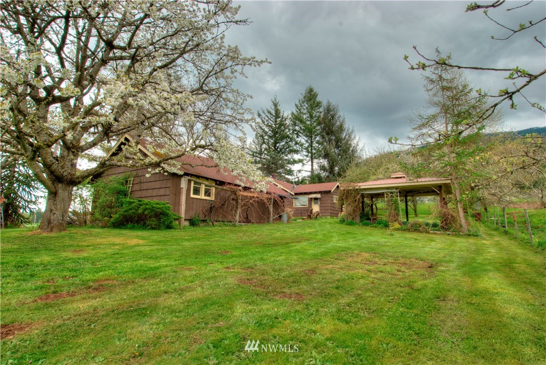 4079 South Pass Road Everson, WA 98247 - Photo 23 of 35 front view of a house with a yard