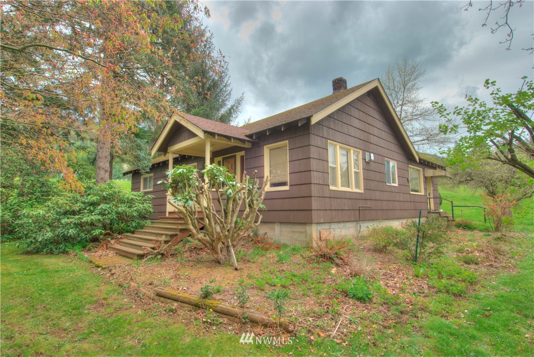 4079 South Pass Road Everson, WA 98247 - Photo 4 of 35 a view of a house with backyard and garden