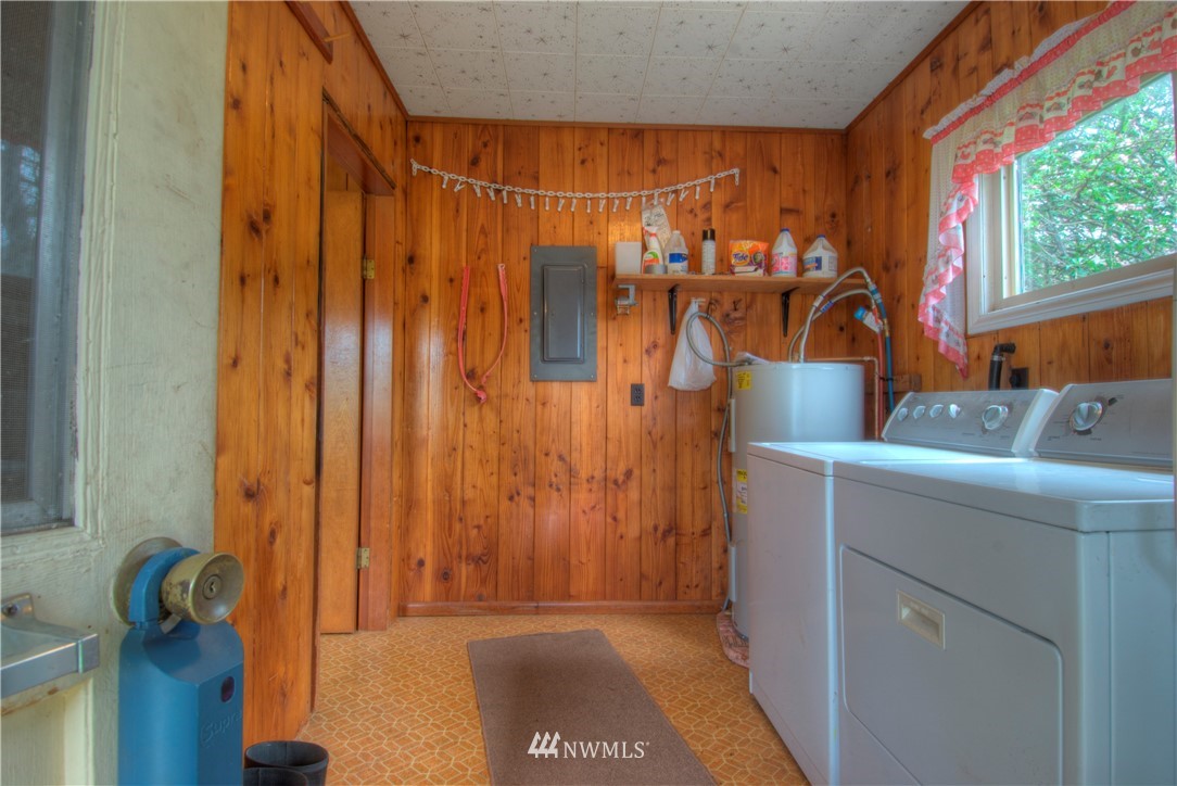 4079 South Pass Road Everson, WA 98247 - Photo 7 of 35 a view of walk in closet