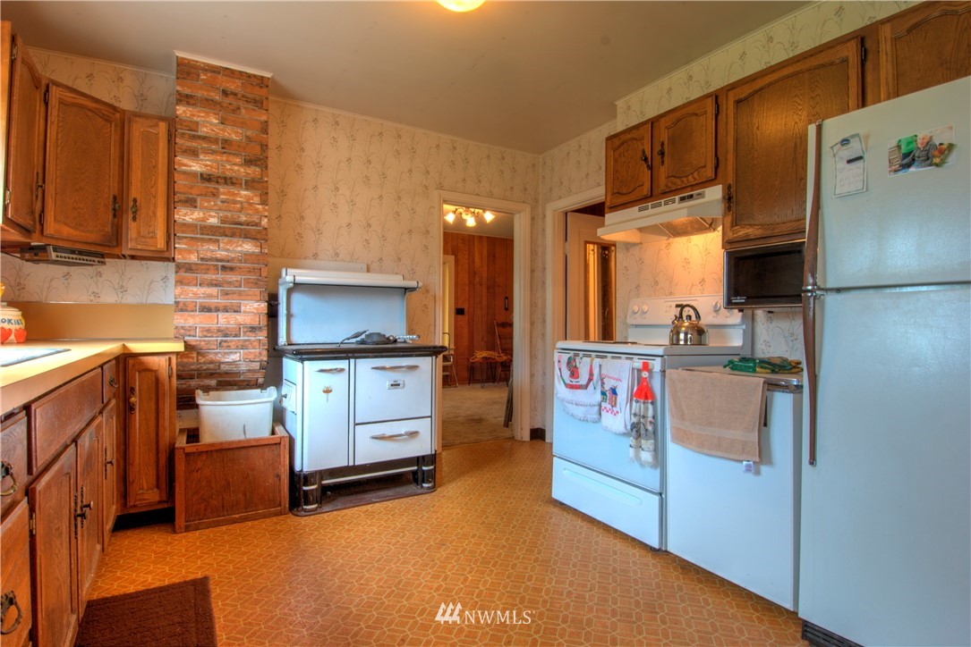 4079 South Pass Road Everson, WA 98247 - Photo 10 of 35 a kitchen view with cabinets stainless steel appliances and a counter top space