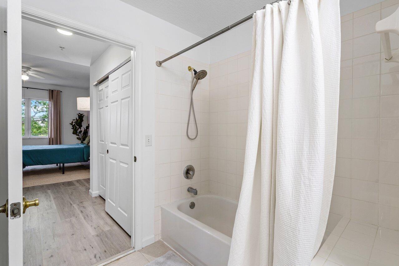 1209 Main Street, Unit 302 Jupiter, FL 33458 - Photo 20 of 35 a bathroom with a tub shower and a sink