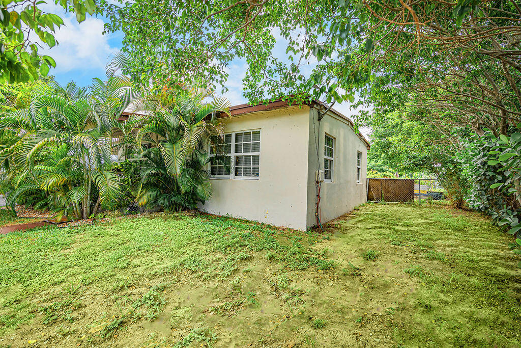 301 Mentone Road Lake Worth, FL 33462 - Photo 11 of 19 0005_8390