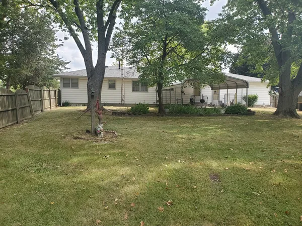a view of a yard with a house