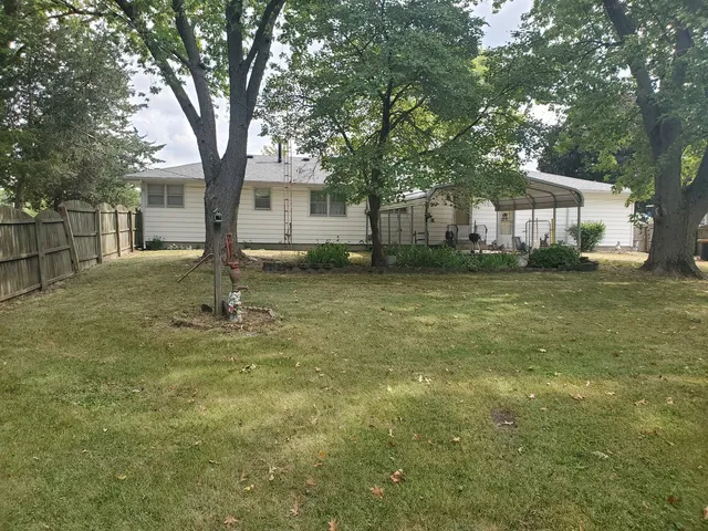 a view of a yard with a house