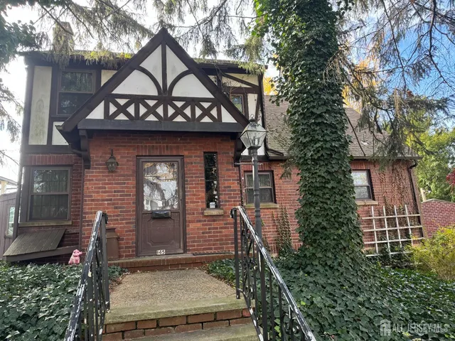 a view of house with a outdoor space