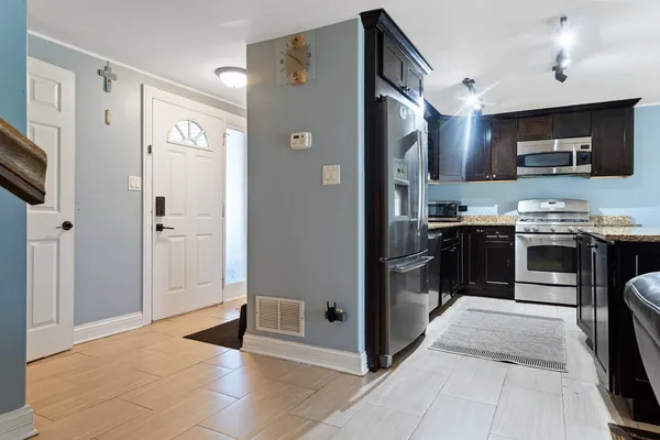 $299,000 | 11 Cour Caravelle, Unit 11, Palos Hills, IL 60465