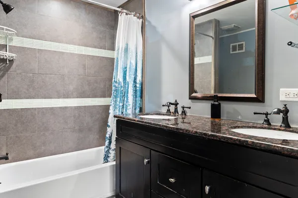 $299,000 | 11 Cour Caravelle, Unit 11, Palos Hills, IL 60465