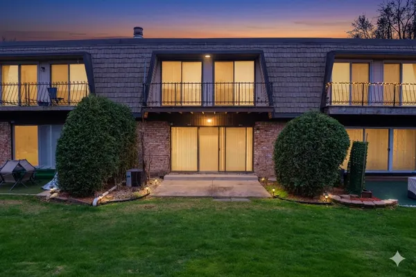 $299,000 | 11 Cour Caravelle, Unit 11, Palos Hills, IL 60465