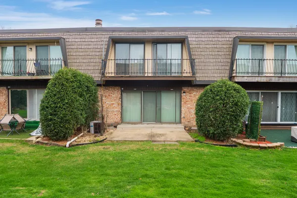 $299,000 | 11 Cour Caravelle, Unit 11, Palos Hills, IL 60465