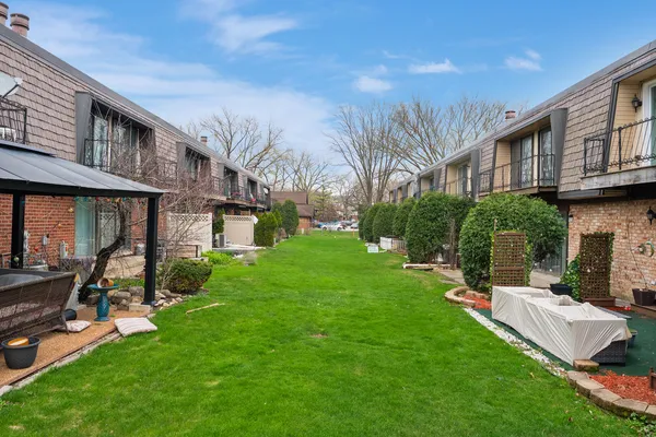 $299,000 | 11 Cour Caravelle, Unit 11, Palos Hills, IL 60465