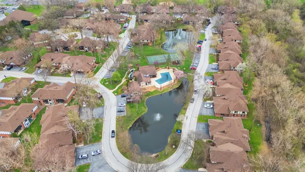 $299,000 | 11 Cour Caravelle, Unit 11, Palos Hills, IL 60465